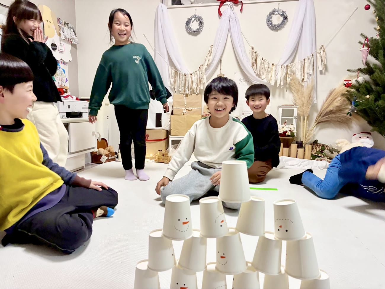 紙コップゲームで笑顔を見せる子どもたち
