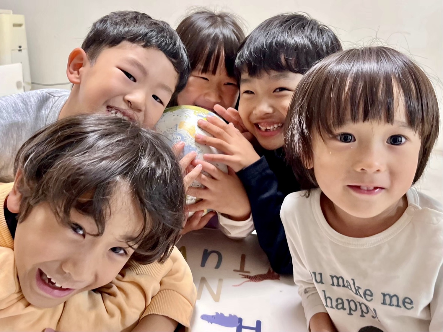 英語レッスンで笑顔を見せる子どもたち