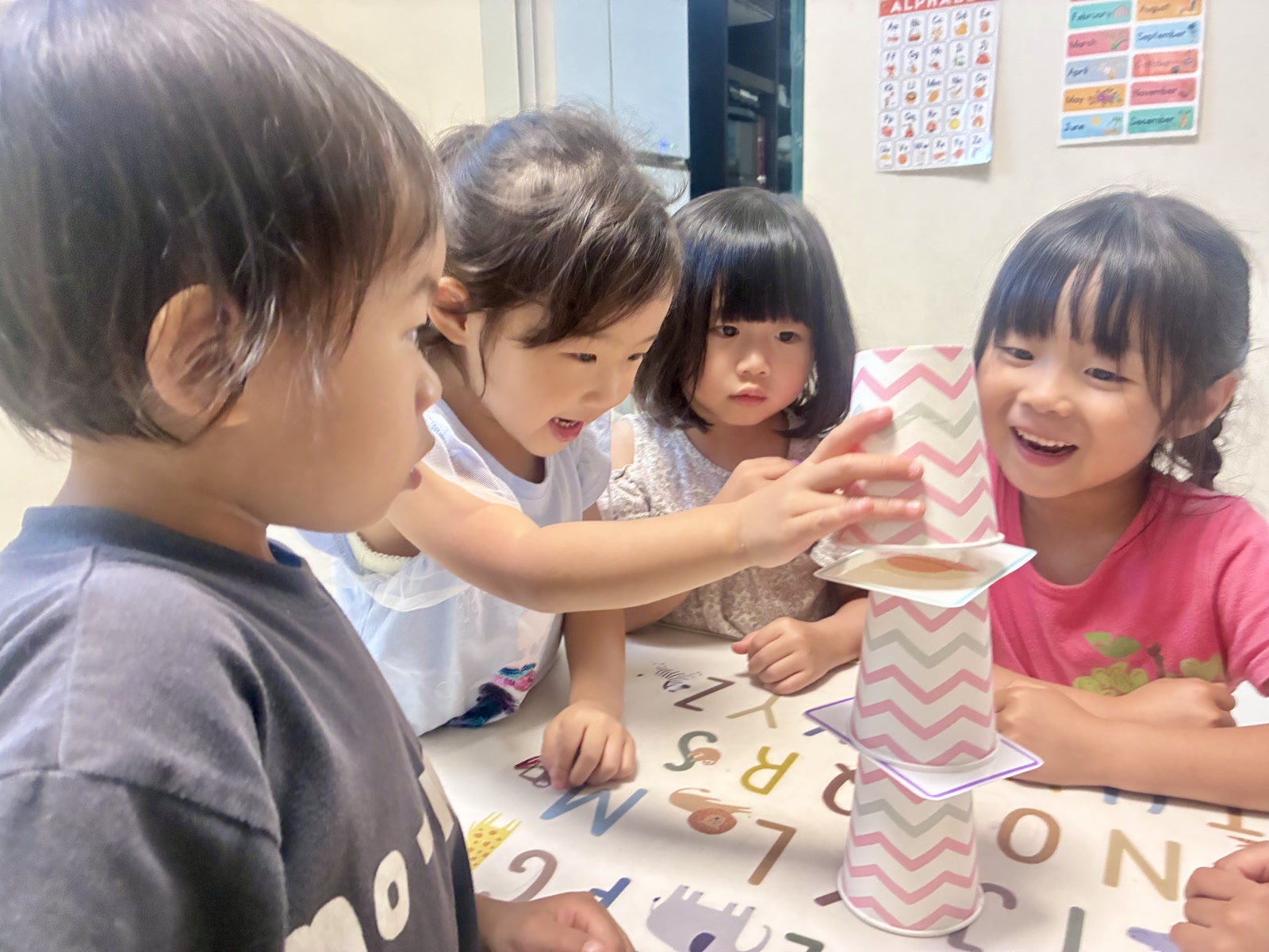 紙コップを使った英語アクティビティを楽しむ子どもたち