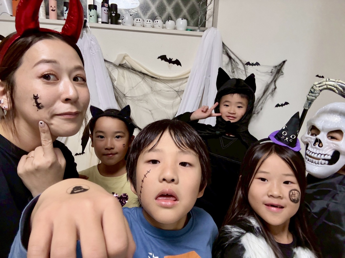 ハロウィンイベントで子どもたちと一緒に写るEnglish School Lilaの講師